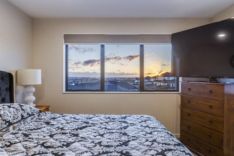 Photo of property in 76 Twin Parks Rise, Papakura, 2110