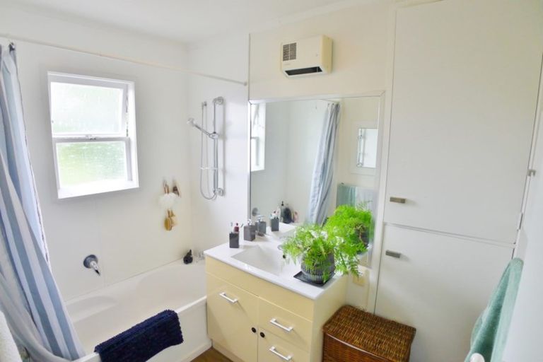 Photo of property in 2/33 Easton Parade, Glenfield, Auckland, 0629