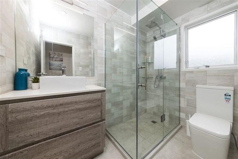 Photo of property in 2/4210a Great North Road, Glendene, Auckland, 0602