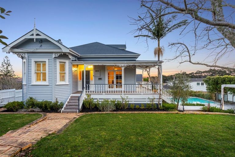 Photo of property in 2/12 Mariposa Crescent, Birkenhead, Auckland, 0626