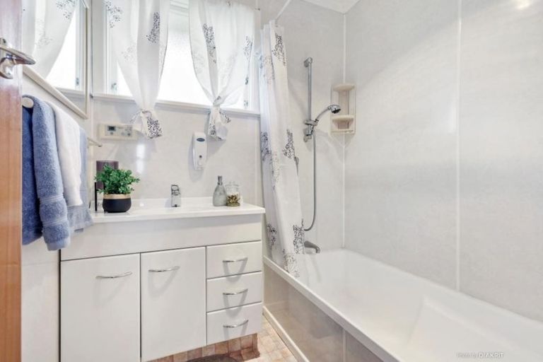 Photo of property in 8 Diane Grove, Paparangi, Wellington, 6037