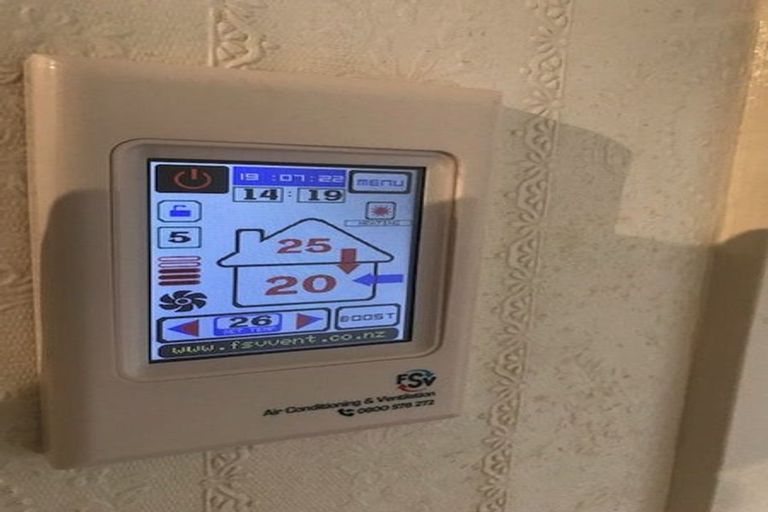 Photo of property in 53 Neal Avenue, Glenfield, Auckland, 0629