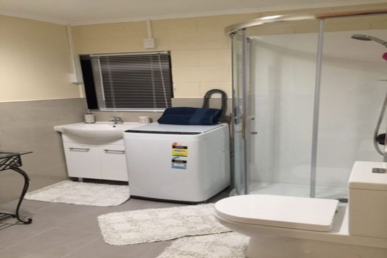 Photo of property in 2/1004 East Coast Road, Northcross, Auckland, 0630