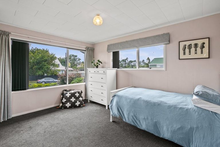 Photo of property in 3 La Salle Drive, Westown, New Plymouth, 4310