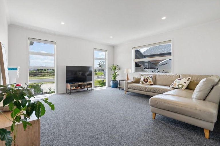 Photo of property in 67 Kaurinui Crescent, One Tree Point, 0118