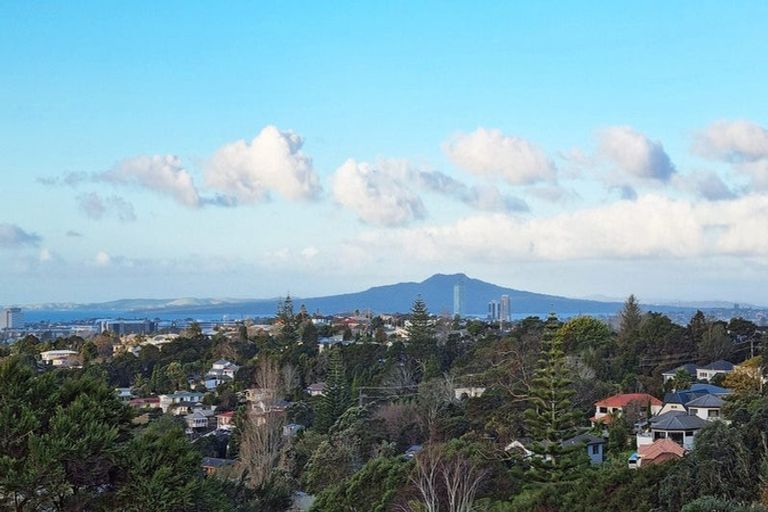 Photo of property in 315 Glenfield Road, Glenfield, Auckland, 0629