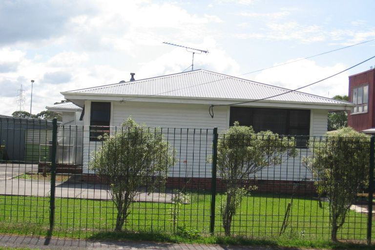 Photo of property in 53 Beaubank Road, Kelston, Auckland, 0602