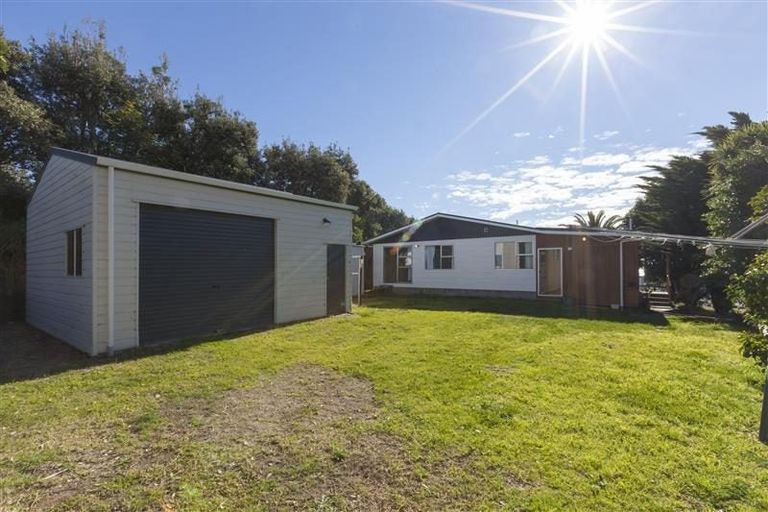 Photo of property in 10 Kawau Grove, Waikanae Beach, Waikanae, 5036