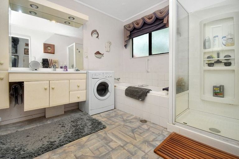 Photo of property in 105 Luckens Road, West Harbour, Auckland, 0618