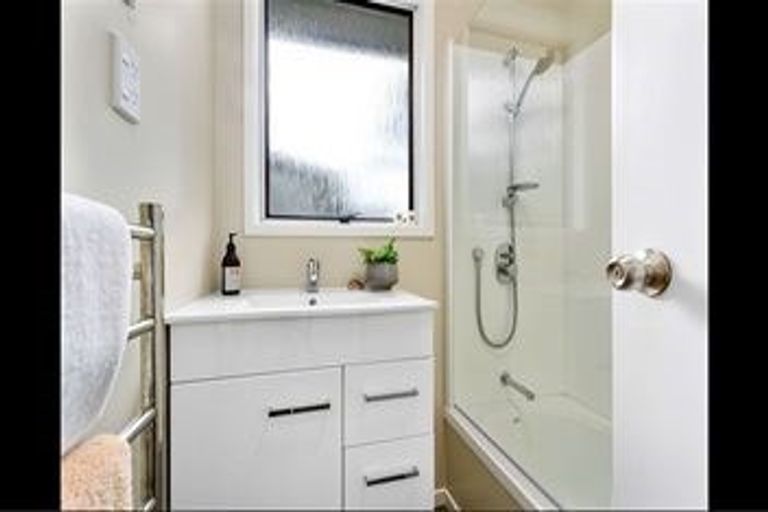 Photo of property in 32 Larissa Avenue, Henderson, Auckland, 0610