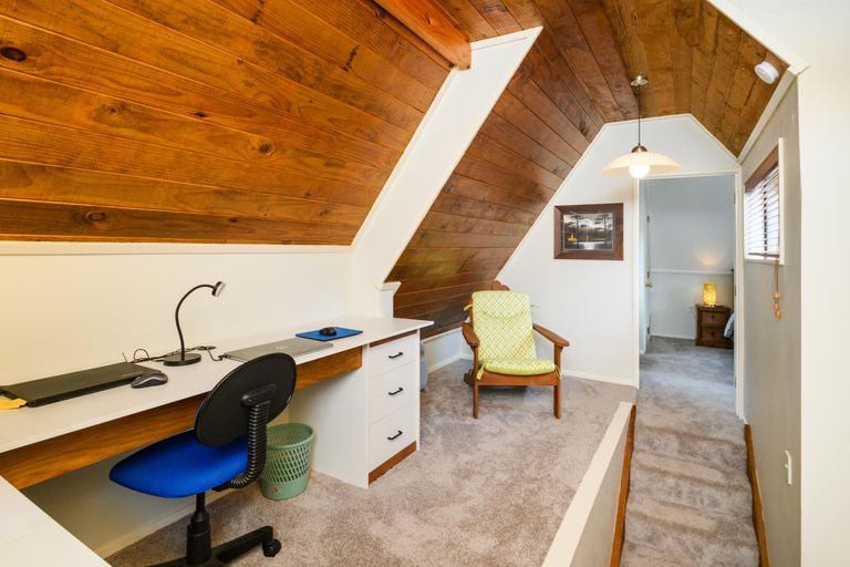 Photo of property in 43 Springdale Grove, Fitzherbert, Palmerston North, 4410