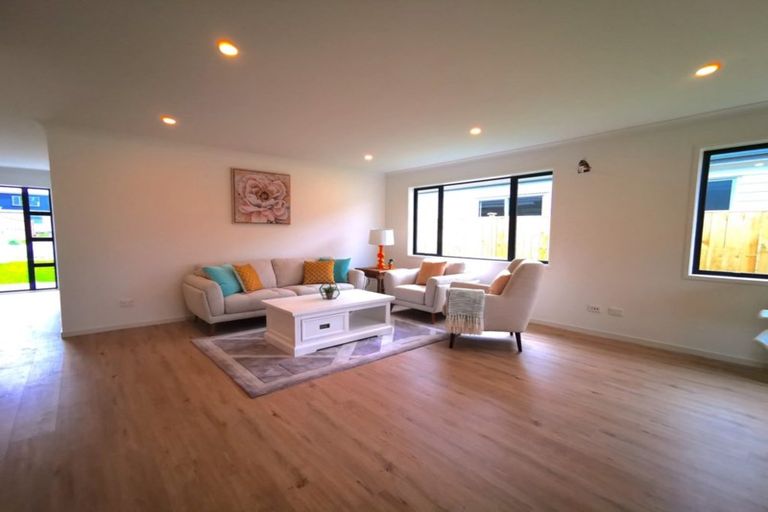 Photo of property in 12 Ropere Street, Kumeu, 0810