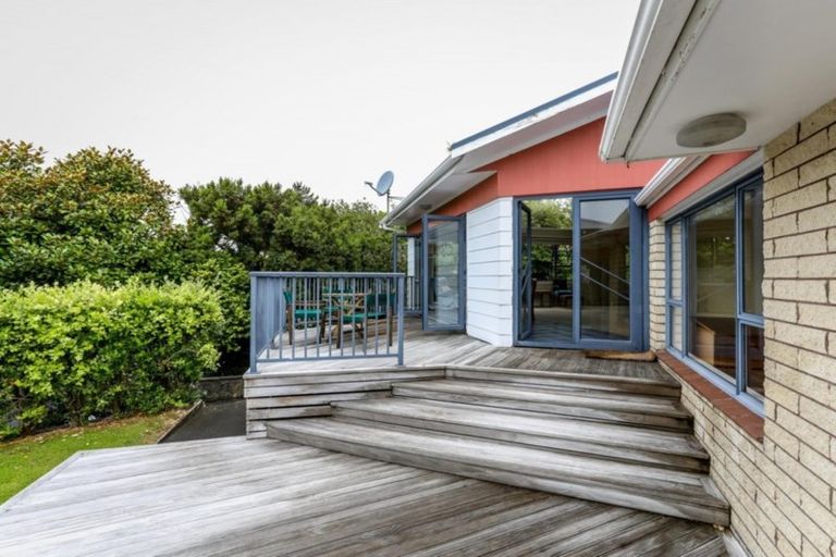 Photo of property in 10 Mcfarlane Street, Oakura, 4314