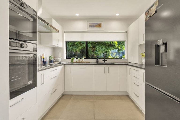 Photo of property in 1/1 Pickwick Parade, Mellons Bay, Auckland, 2014