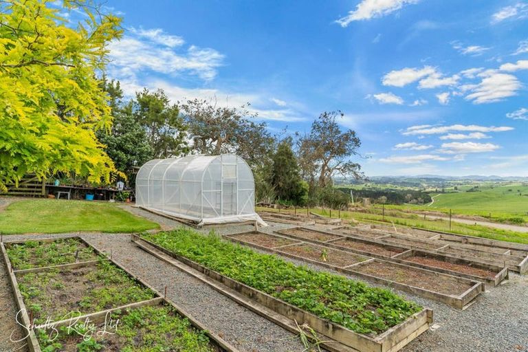 Photo of property in 17 Oparakau Road, Matakohe, 0594