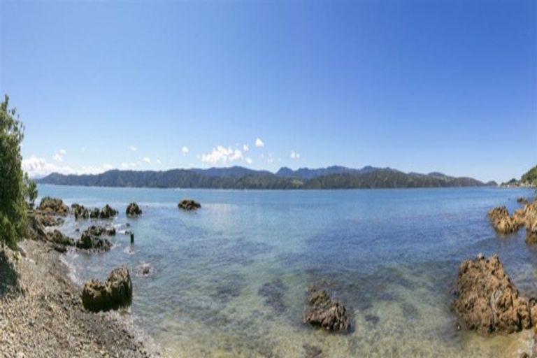 Photo of property in 455 Karaka Bay Road, Karaka Bays, Wellington, 6022