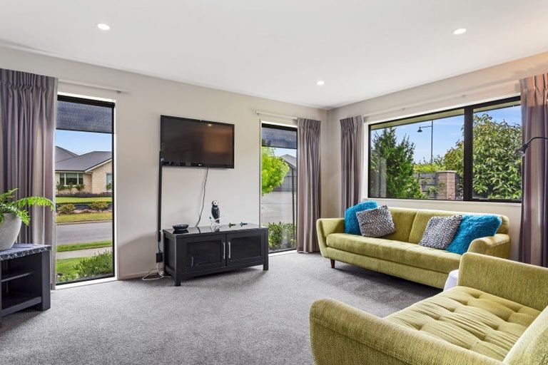 Photo of property in 21 Holly Place, Rangiora, 7400