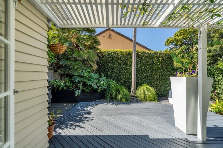 Photo of property in 2/39 Hillcrest Avenue, Hillcrest, Auckland, 0627