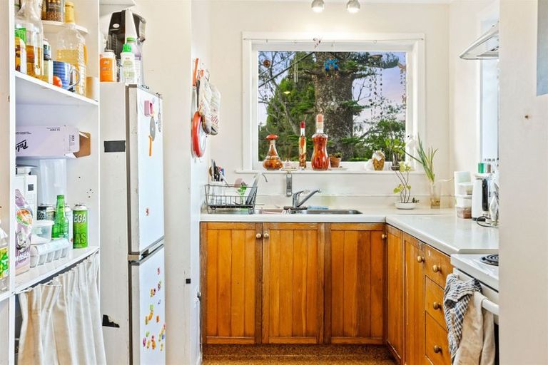 Photo of property in 14 Yeovil Road, Te Atatu Peninsula, Auckland, 0610