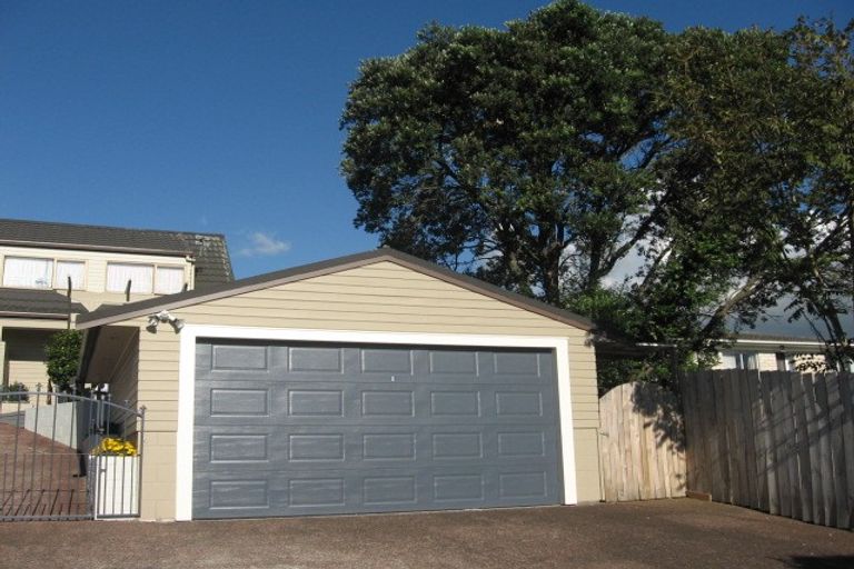 Photo of property in 16 Dalwhinnie Parade, Highland Park, Auckland, 2010