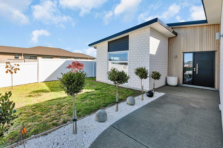 Photo of property in 41 Kaurinui Crescent, One Tree Point, 0118