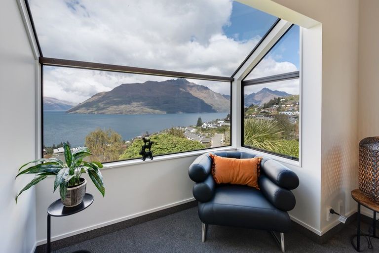 Photo of property in 67 Wynyard Crescent, Fernhill, Queenstown, 9300
