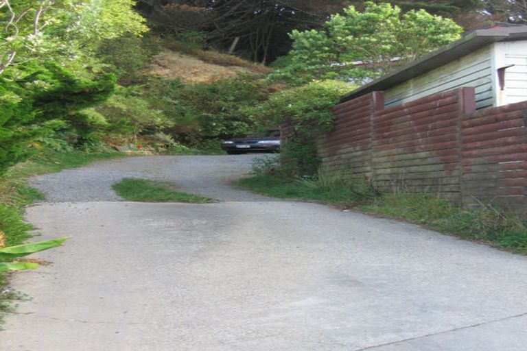 Photo of property in 27a Fernhaven Grove, Newlands, Wellington, 6037