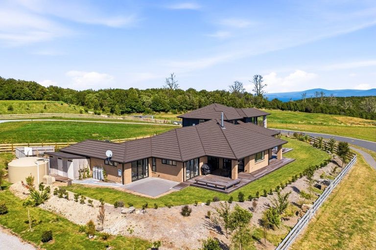 Photo of property in 1 Glendas Way, Acacia Bay, 3385