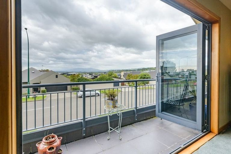 Photo of property in 56 Ruapehu Drive, Fitzherbert, Palmerston North, 4410