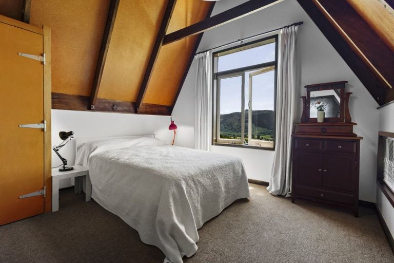 Photo of property in 74 Chatsworth Road, Silverstream, Upper Hutt, 5019