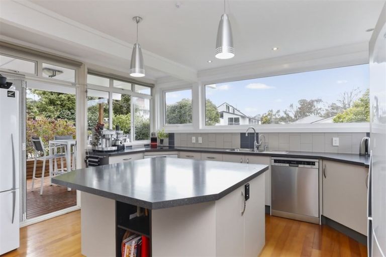 Photo of property in 43 Knightsbridge Drive, Forrest Hill, Auckland, 0620