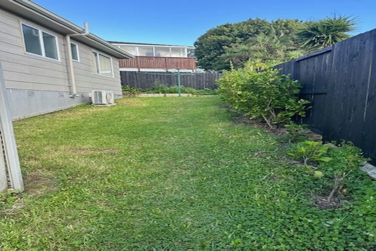 Photo of property in 1/9 Santiago Crescent, Unsworth Heights, Auckland, 0632