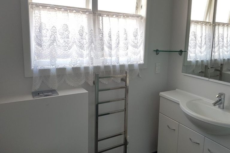 Photo of property in 2/37 Shakespeare Road, Milford, Auckland, 0620