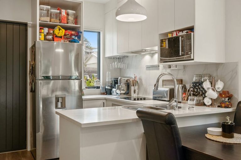 Photo of property in 75 Morihana Close, Glen Eden, 0602