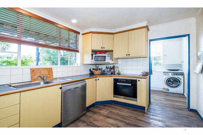 Photo of property in 72 Timaru Road, Waimate, 7924