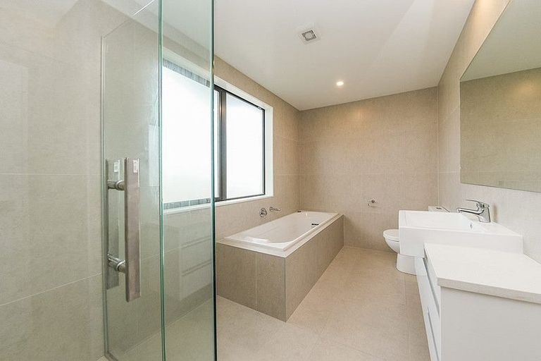 Photo of property in 2 Azzurro Way, Flat Bush, Auckland, 2019