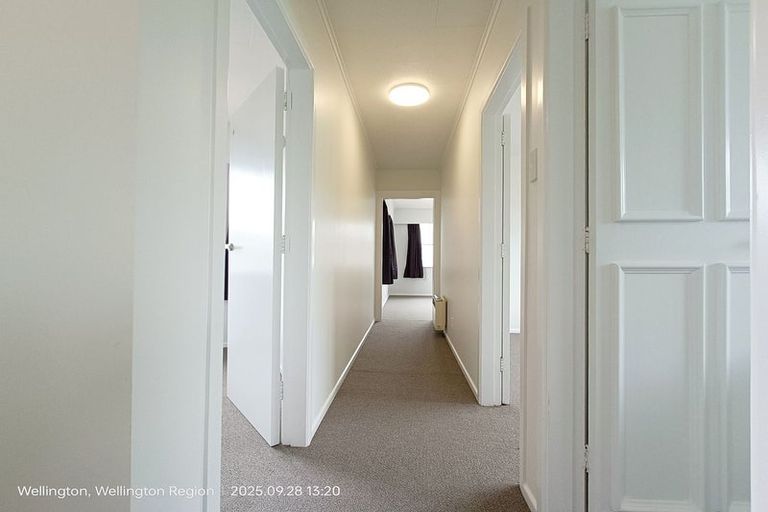 Photo of property in 35 Kenmore Street, Newlands, Wellington, 6037