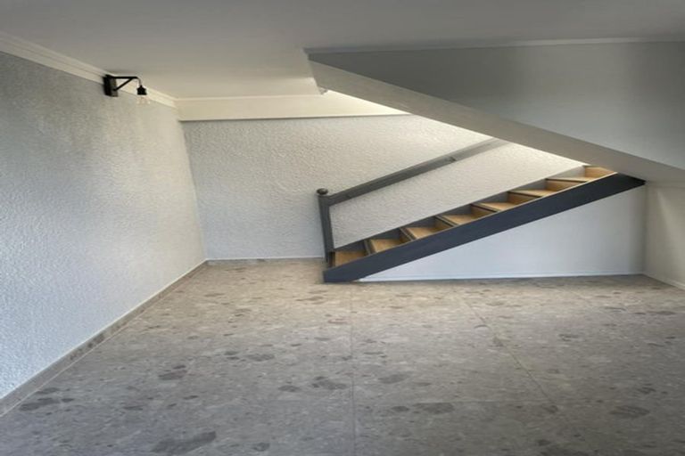 Photo of property in 2/37 Gretel Place, Hillcrest, Auckland, 0627