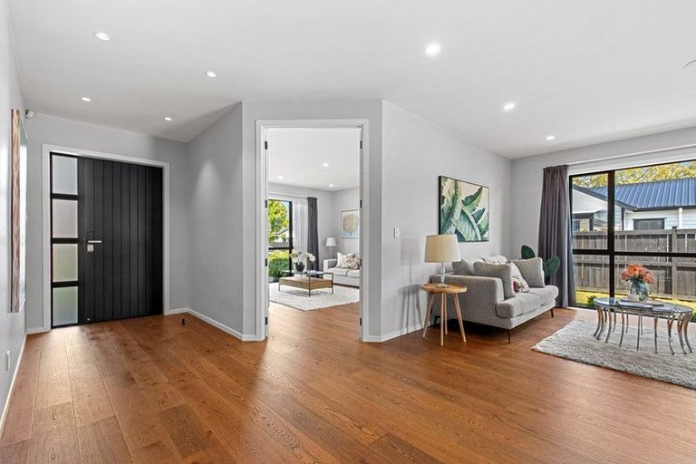 Photo of property in 18 Madden Avenue, Kumeu, 0810