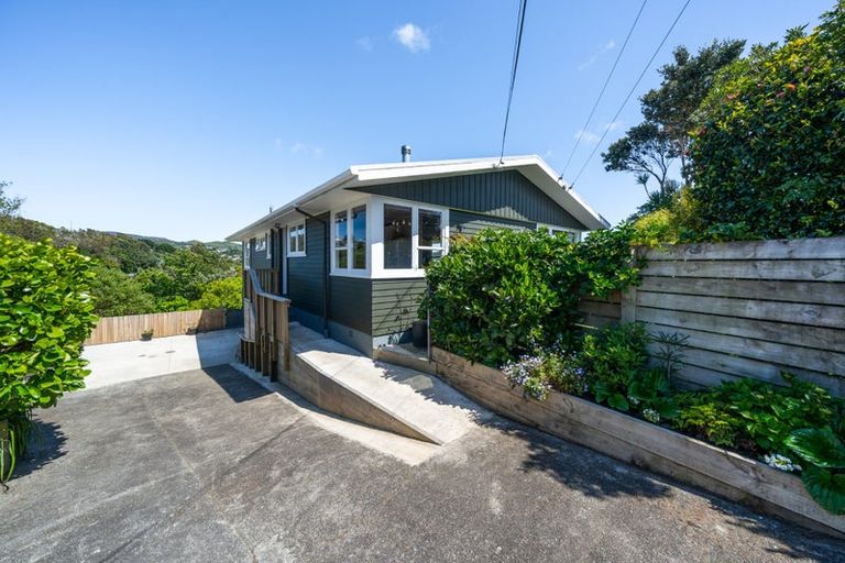 Photo of property in 11 Pauline Way, Paparangi, Wellington, 6037
