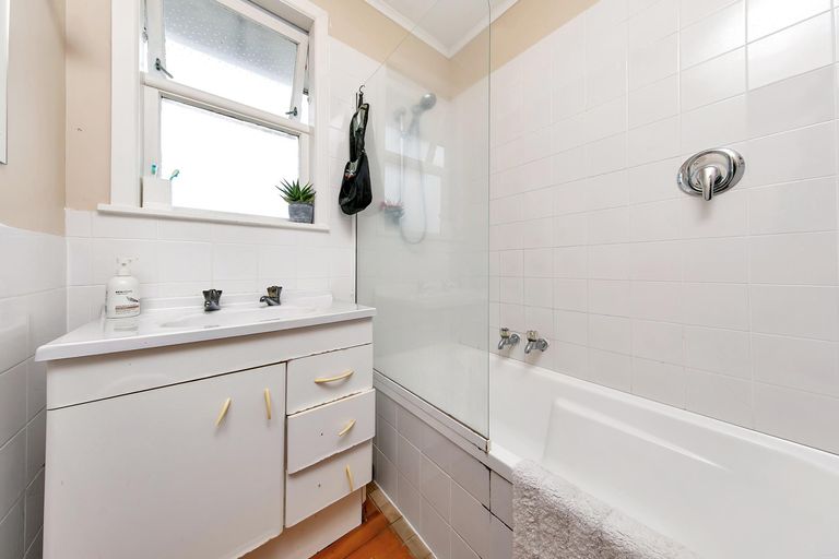 Photo of property in 27 Wharf Road, Te Atatu Peninsula, Auckland, 0610