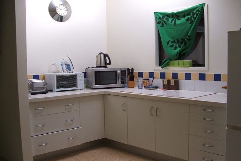 Photo of property in 2/17a Hillcrest Avenue, Hillcrest, Auckland, 0627