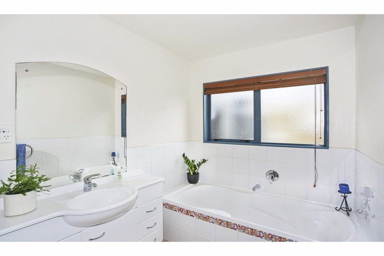 Photo of property in 66 Coalmine Road, Opaheke, Papakura, 2584