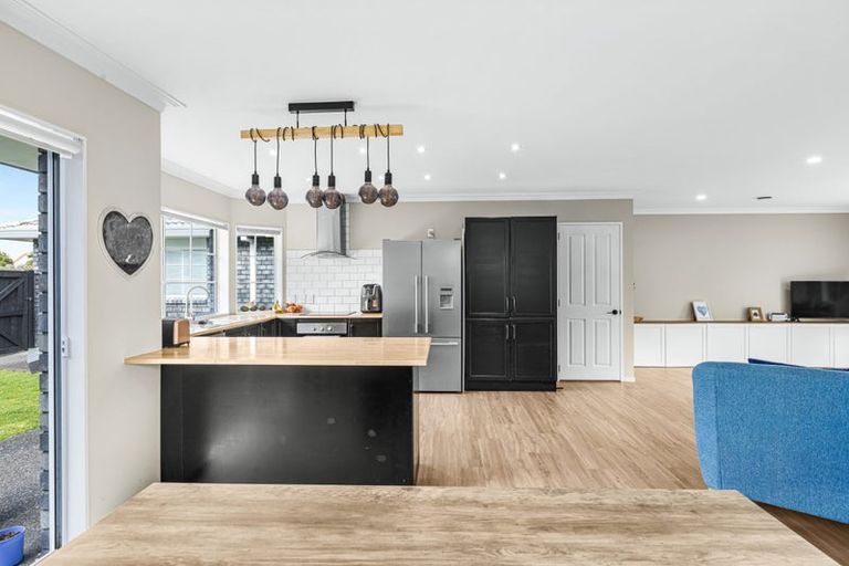 Photo of property in 33 Maygrove Drive, Orewa, 0931
