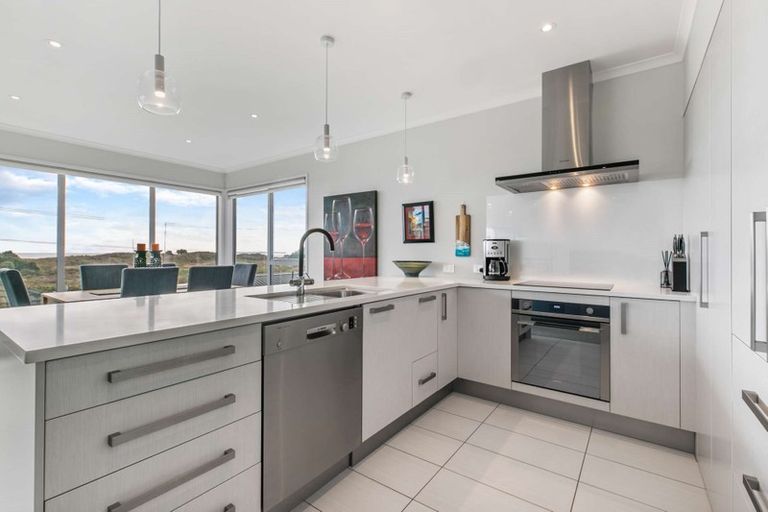 Photo of property in 1b Evans Road, Papamoa Beach, Papamoa, 3118