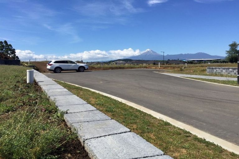 Photo of property in 11 Oakmont Crescent, Waiwhakaiho, New Plymouth, 4312