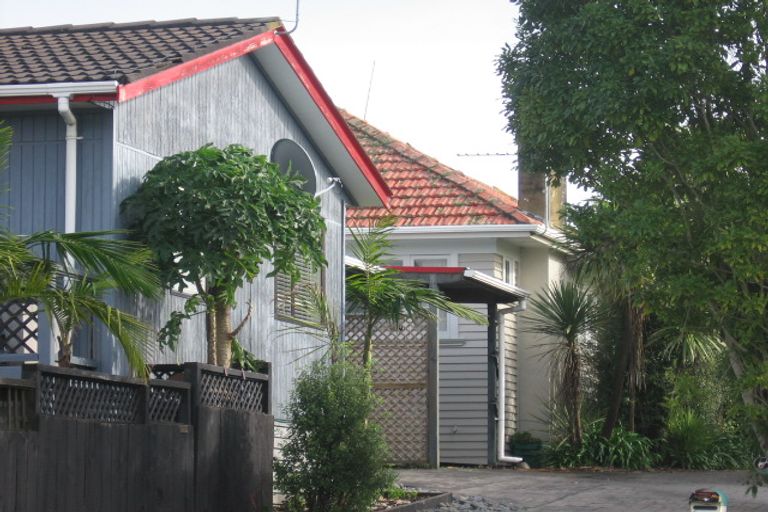 Photo of property in 2/111 Lincoln Park Avenue, Massey, Auckland, 0614