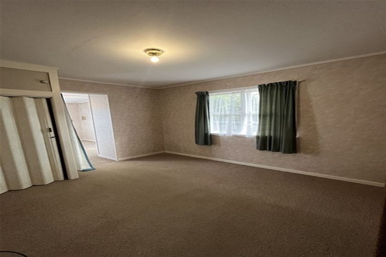 Photo of property in 1 Rewarewa Road, Te Atatu Peninsula, Auckland, 0610
