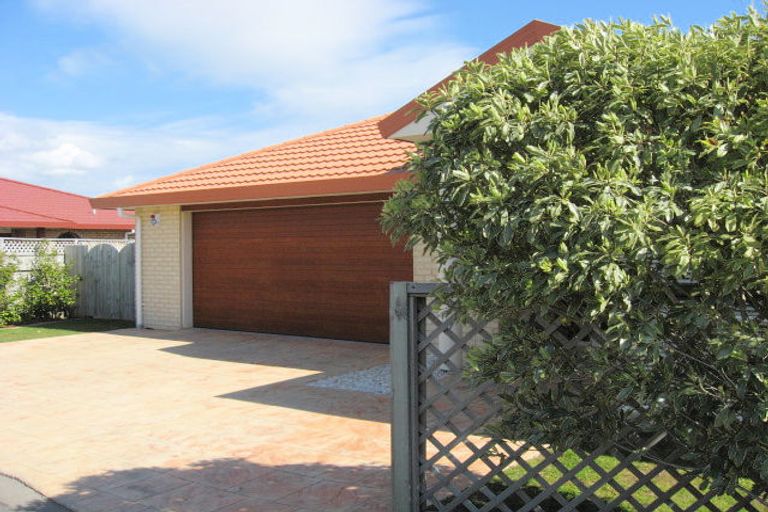 Photo of property in 12 Aburoc Place, Paraparaumu Beach, Paraparaumu, 5032