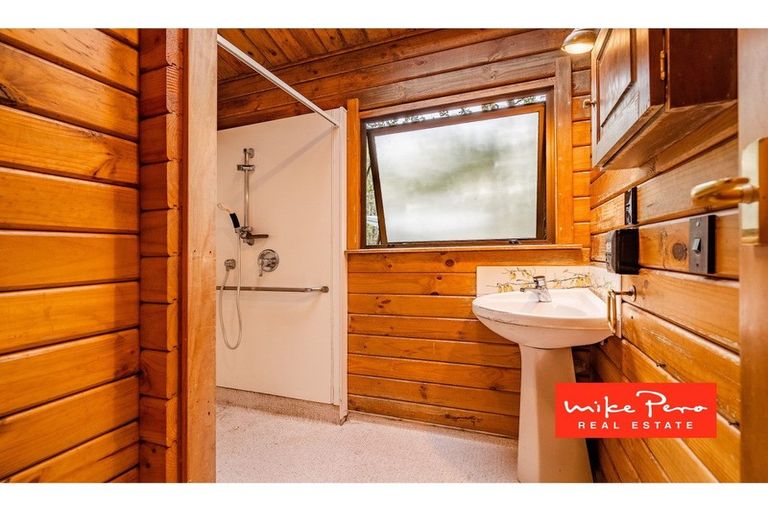 Photo of property in 4 Arama Avenue, Titirangi, Auckland, 0604